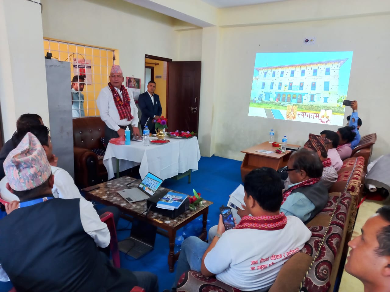 माननीय मन्त्री खड्क प्रसाद पोखरेल ज्यू श्रीमान् सचिव भोजराज शर्मा काफ्लेज्यूको आतिथ्यमा गत आ.व. 2079/080 को प्रगति समीक्षा र चालु आ.व. 2080/081 का कार्यक्रमहरु सम्बन्धी छलफल तथा समीक्षा गरियो।