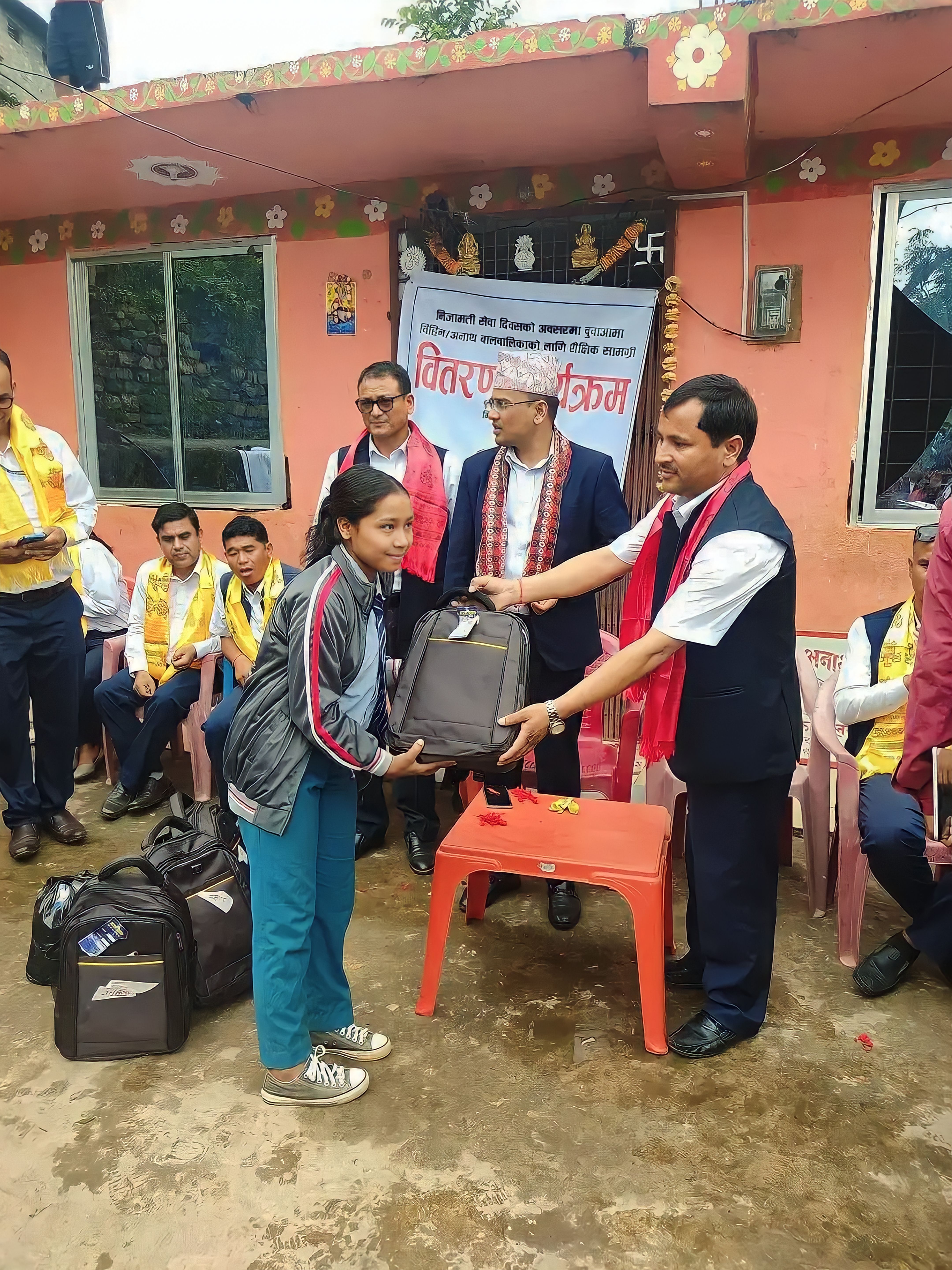 निजामती दिवस २०८०, को अवसरमा प्रमुख जिल्ला अधिकारी सुरेश सुनारको अध्यक्षतामा आमा बुवा विहिन बालबालिकाहरुलाई शैक्षिक सामग्री वितरण